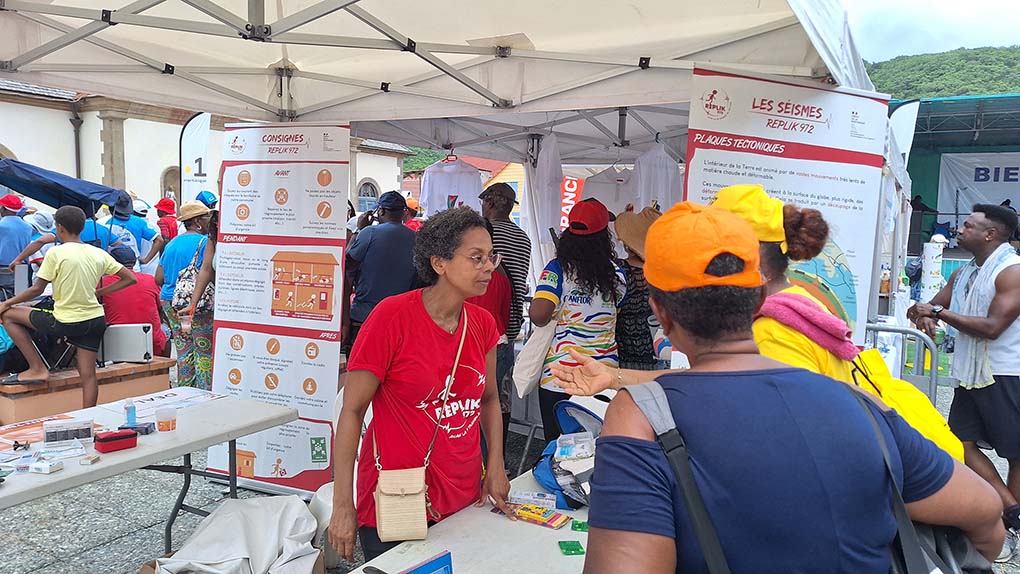 Sabrina Prud’homme Gateau sur le stand de sensibilisation aux risques sismiques et tsunami – Anses d’Arlet – 4ème étape du Tour des Yoles le 18/07/2024