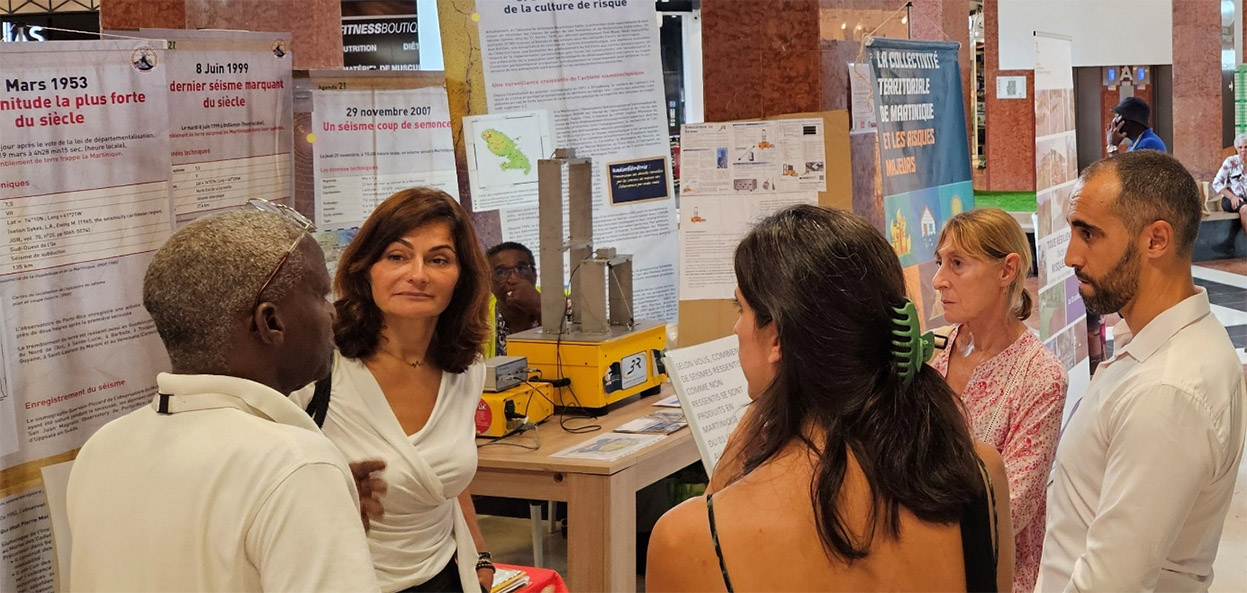 La directrice et la directrice-adjointe de la DEAL ainsi que la sous-préfète de Saint-Pierre ont visité les treize partenaires du Forum - Maquette Sysmo 3R présentée par la CTM 