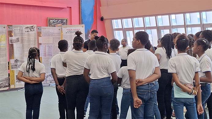 Photo 1 : groupe de collégiens du Collège Julia Nicolas, Fort-de-France
