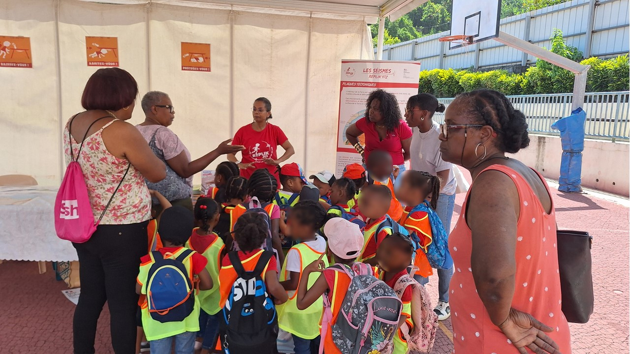 Photo 4 : Les classes de maternelle ont visité nos stands 