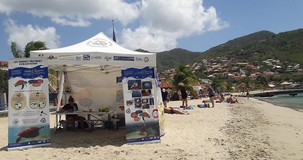 La caravane de sensibilisation sur la plage des Anses d'Arlet