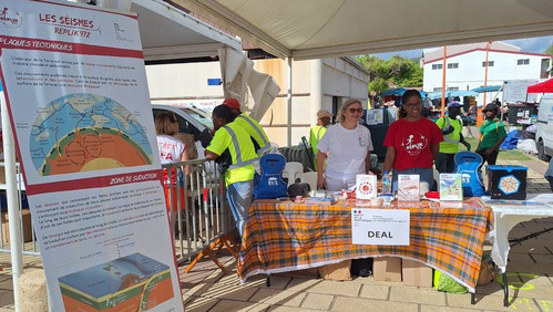 Photo 1 : Stand DEAL d’information préventive sur le front de mer du Vauclin 